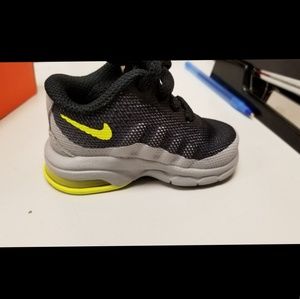 Infant Nike Invigor Black and Green